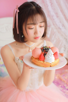 和妹妹两个人看家